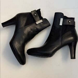 AQUATALIA Sleek Black Leather Heeled Boots